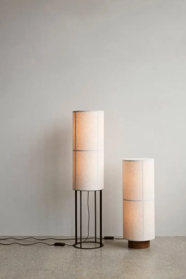 Audo Copenhagen Hashira golvlampa, hög, rå linne