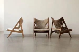 Audo Copenhagen Knitting Chair fåtölj, ek - fårskinn Moonlight 09