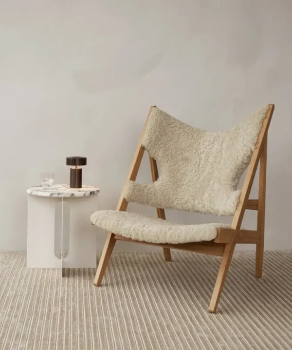 Audo Copenhagen Knitting Chair fåtölj, ek - fårskinn Moonlight 09