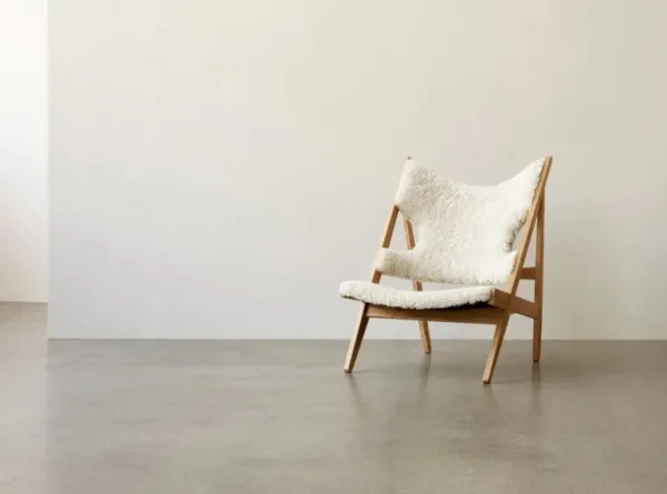 Audo Copenhagen Knitting Chair fåtölj, ek - fårskinn Moonlight 09