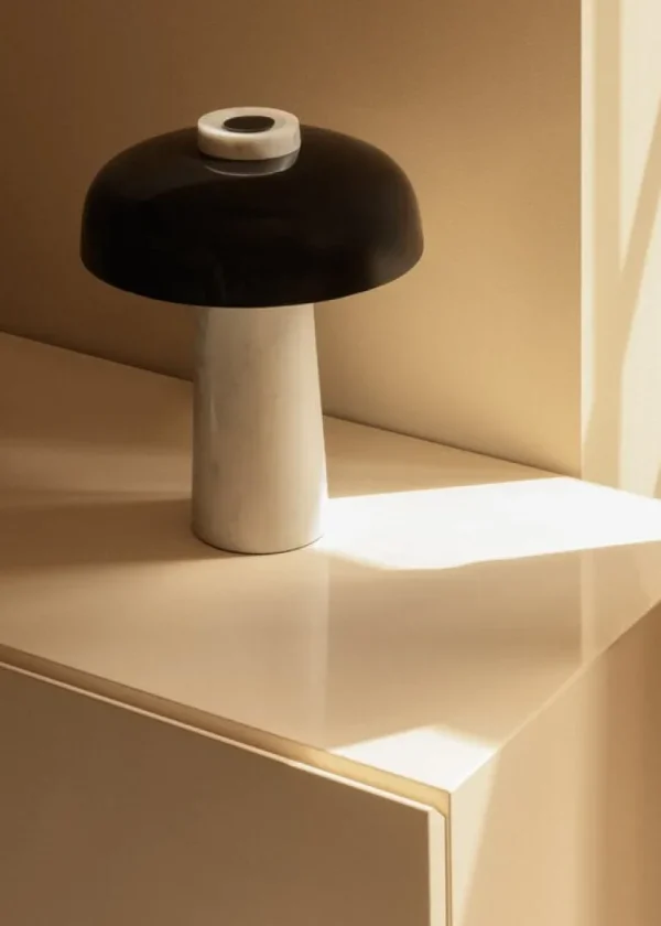 Audo Copenhagen Omvänd bordslampa, svart - carrara marmor