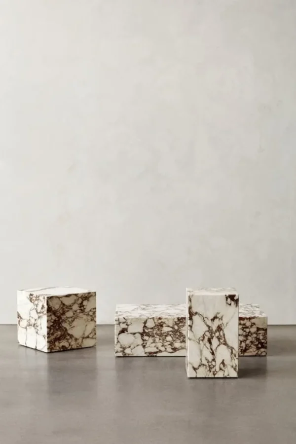 Audo Copenhagen Plinth bord, högt, Calacatta Viola-marmor