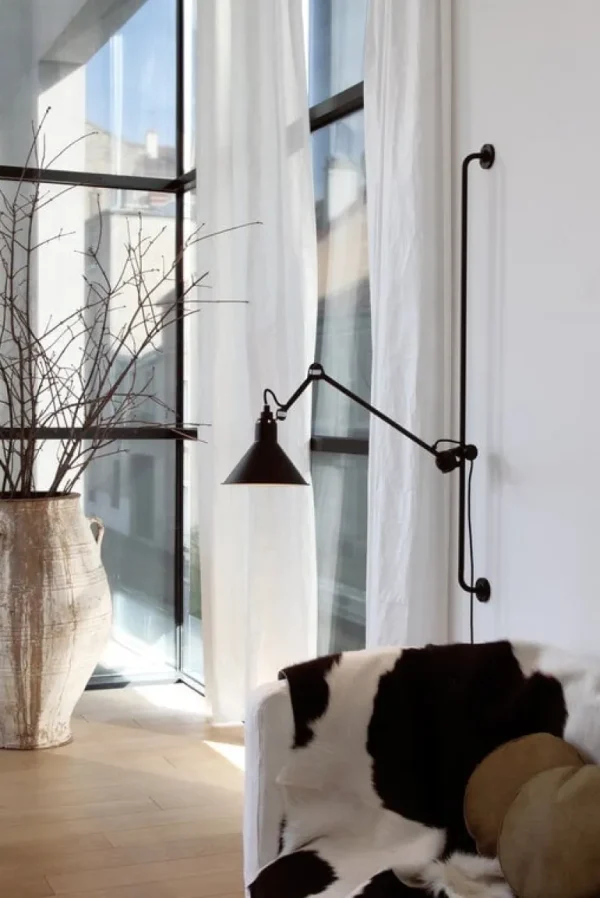 DCWéditions Lampe Gras 214 vägglampa, konisk skärm, svart - mässing