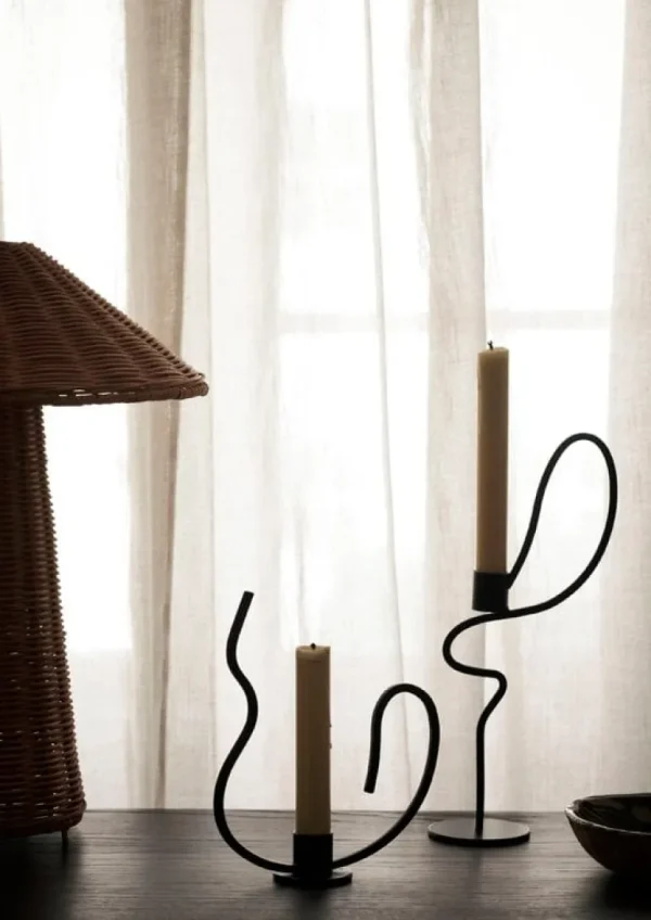 ferm LIVING Valse ljusstake, låg, svart