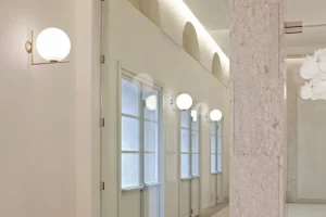 Flos IC C/W1 vägg-/taklampa, mässing