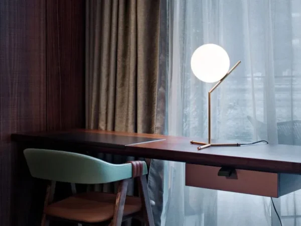 Flos IC T1 bordslampa, hög, mässing