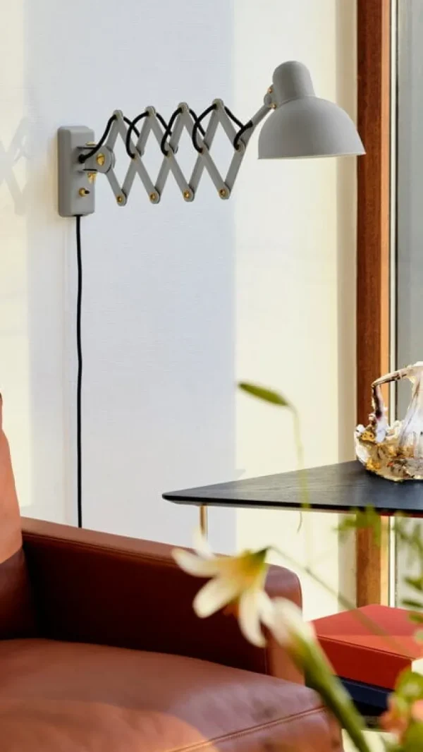 Fritz Hansen Kaiser Idell 6718-W vägglampa, matt grå