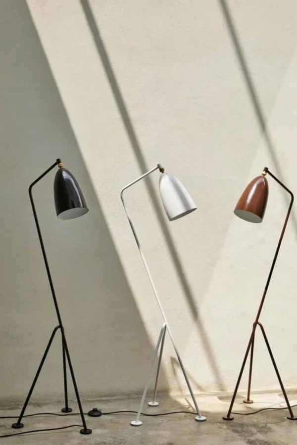 GUBI Gräshoppa golvlampa, alabaster vit, glansig