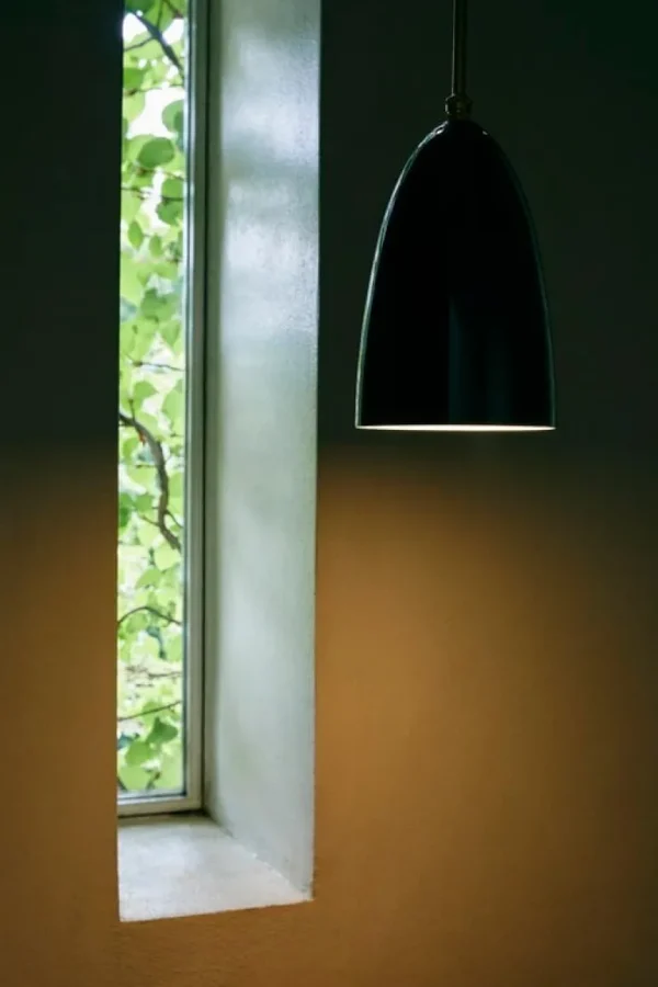 GUBI Gräshoppa taklampa, svart, glansig