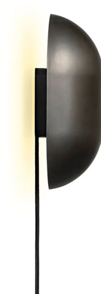 GUBI Howard vägglampa, mässing i gunmetal