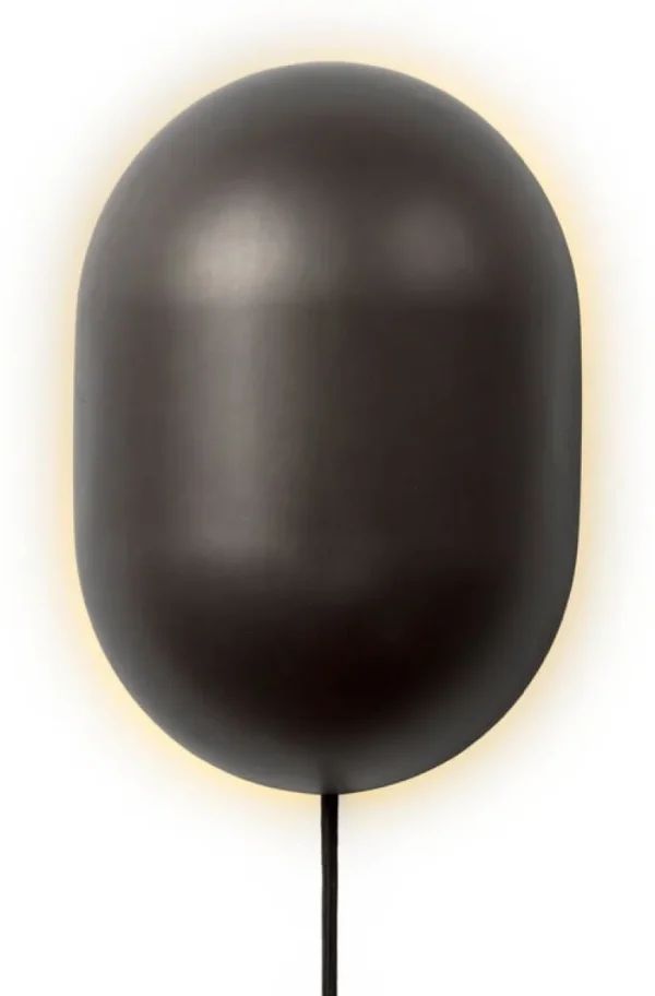 GUBI Howard vägglampa, mässing i gunmetal