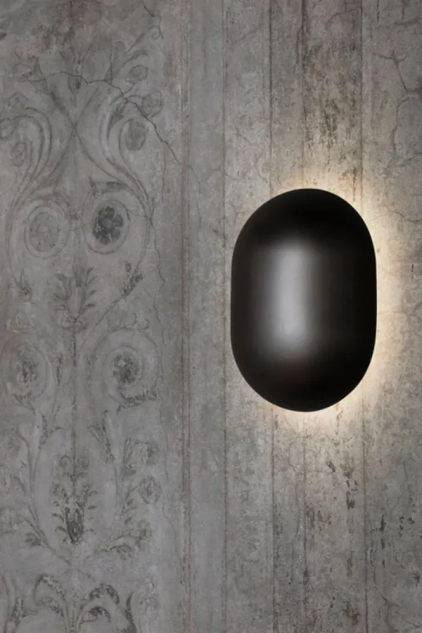 GUBI Howard vägglampa, mässing i gunmetal