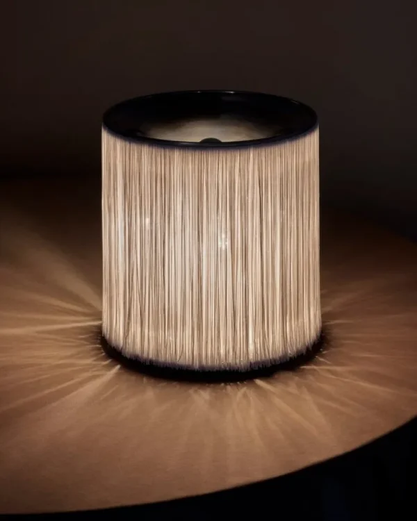 GUBI Model 597 bordslampa, polerat aluminium - gräddfärgade fransar