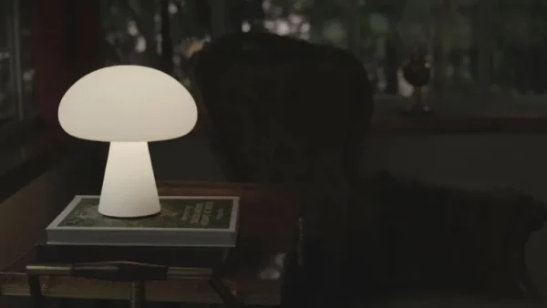 GUBI Obello bärbar bordslampa, frostat glas