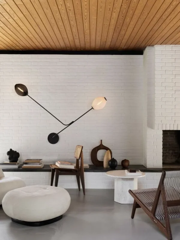 GUBI Satellite vägglampa, cream white - halvmatt