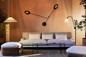 GUBI Satellite vägglampa, soft black - halvmatt