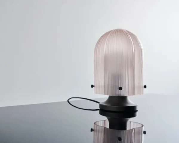 GUBI Seine bordslampa, antik mässing - korall