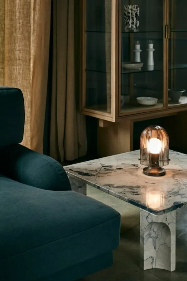 GUBI Seine bordslampa, antik mässing - smoke