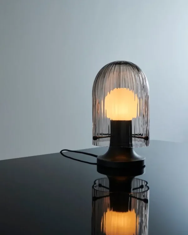 GUBI Seine bordslampa, antik mässing - smoke