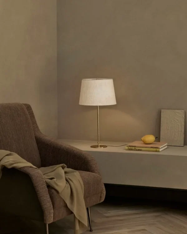 GUBI Tynell 9205 bordslampa, mässing - kanvas