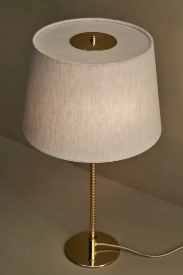 GUBI Tynell 9205 bordslampa, mässing - kanvas