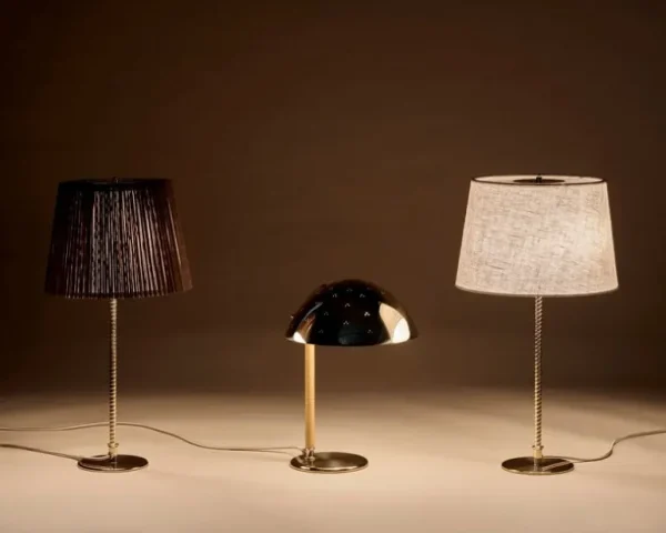 GUBI Tynell 9205 bordslampa, mässing - kanvas