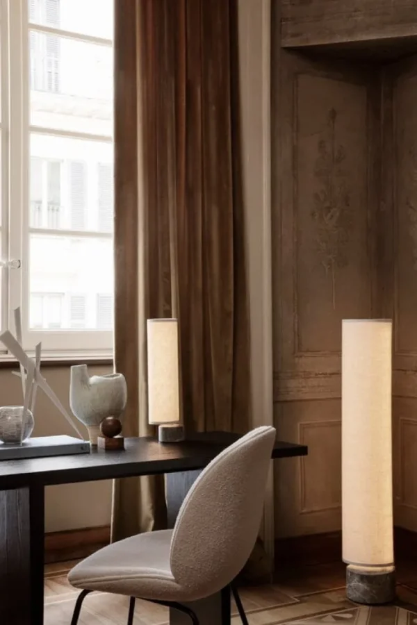 GUBI Unbound bordslampa, vit