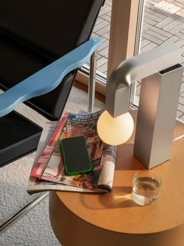 Hem Knuckle bordslampa, borstat aluminium