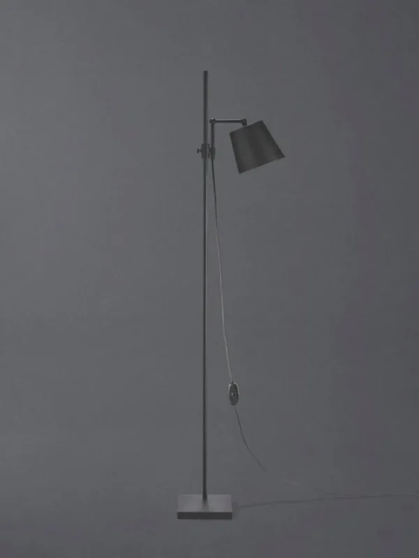 Karakter Steel Lab Light golvlampa, svart