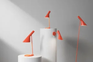 Louis Poulsen AJ golvlampa, electric orange