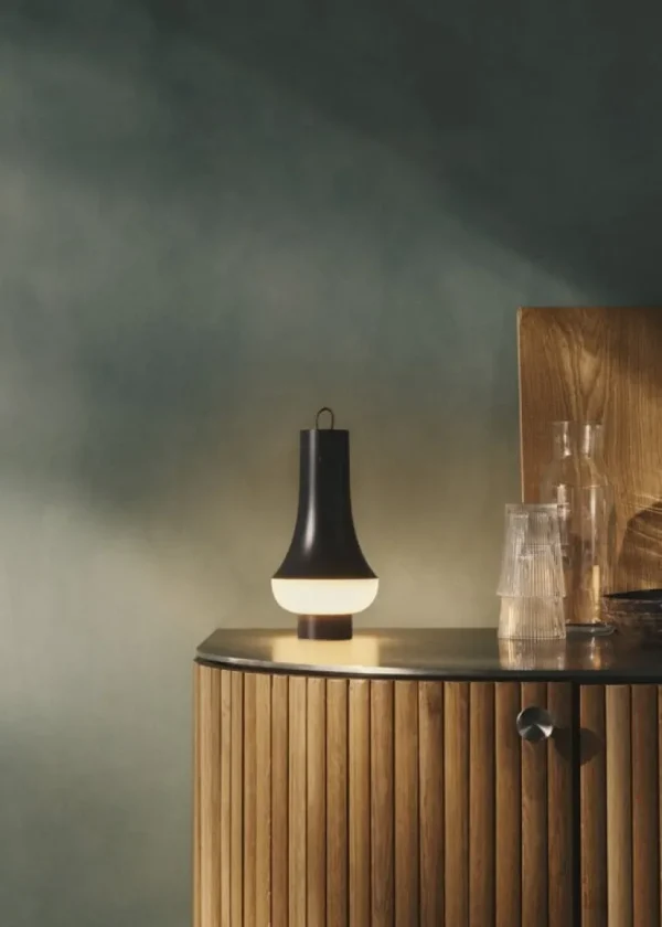 Louis Poulsen Tomoshi bärbar bordslampa, mörkbrun