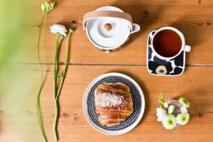 Marimekko Oiva - Siirtolapuutarha tallrik 20 cm, vit - svart