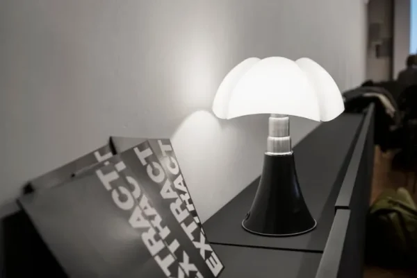 Martinelli Luce Minipipistrello bordslampa, sladdlös, mörkbrun