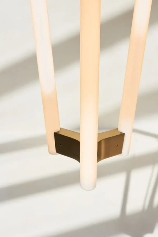 Michael Anastassiades Tube ljuskrona, satinmässing