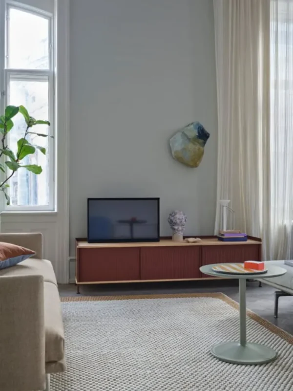 Muuto Enfold sideboard, 186 cm, låg, ek - djupröd