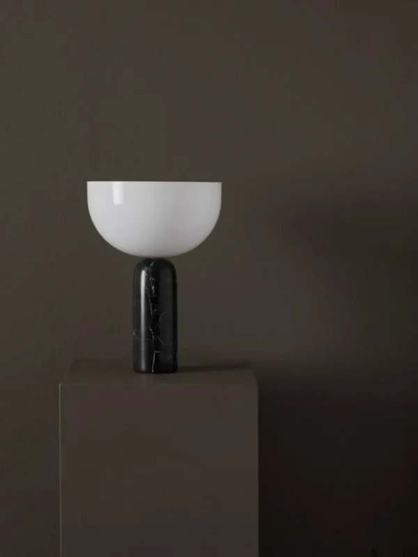 New Works Kizu bordslampa, liten, svart marmor