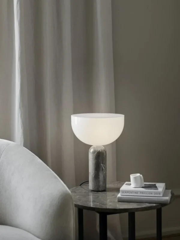 New Works Kizu bordslampa, liten, Gris du Marais-marmor