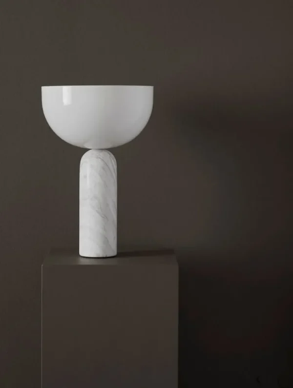 New Works Kizu bordslampa, stor, vit marmor