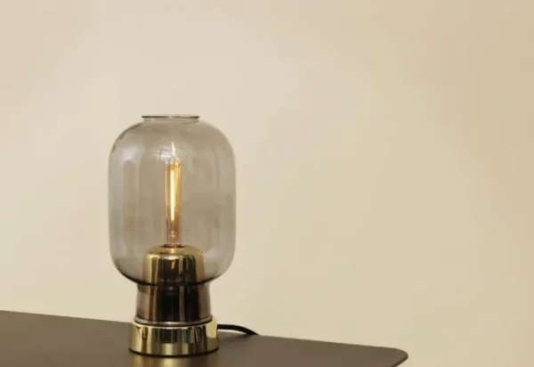 Normann Copenhagen Amp bordslampa, rök - mässing