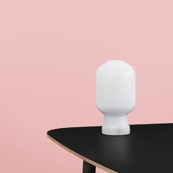 Normann Copenhagen Amp bordslampa, vit