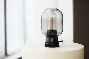 Normann Copenhagen Amp bordslampa, rök - svart