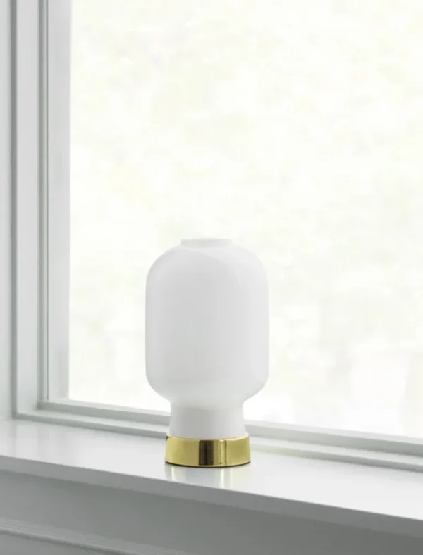 Normann Copenhagen Amp bordslampa, vit - mässing
