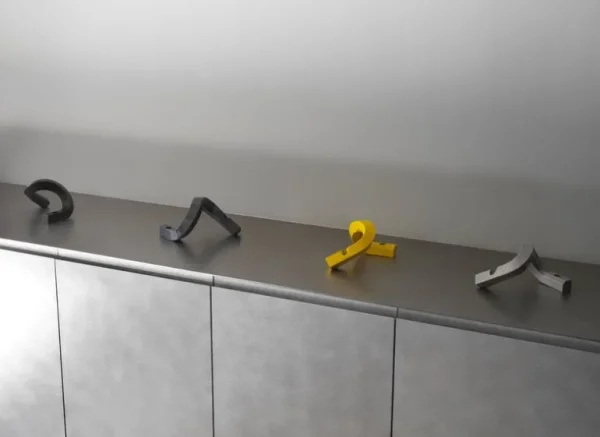 Normann Copenhagen Crooked Two, ljusstake, gul