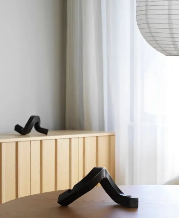 Normann Copenhagen Crooked Two, ljusstake, brons