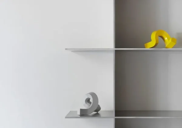 Normann Copenhagen Crooked One, ljusstake, varmgrå
