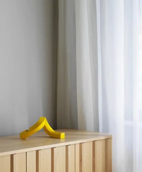 Normann Copenhagen Crooked Two, ljusstake, gul