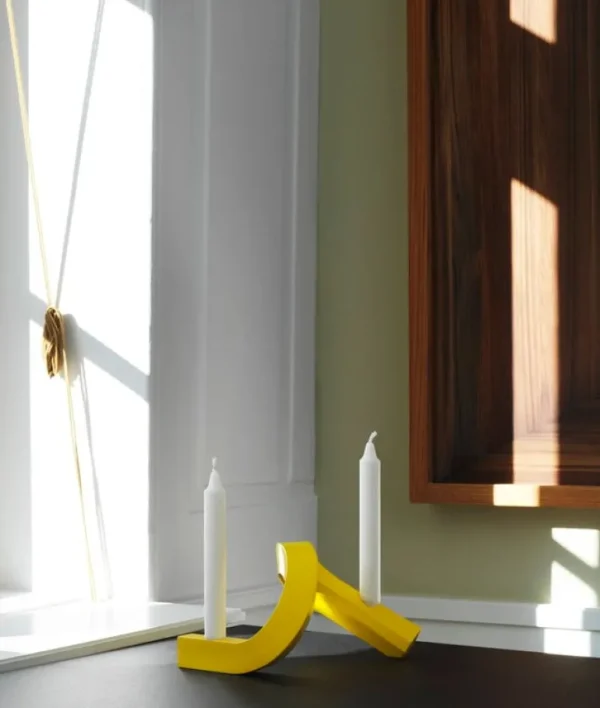 Normann Copenhagen Crooked Two, ljusstake, gul