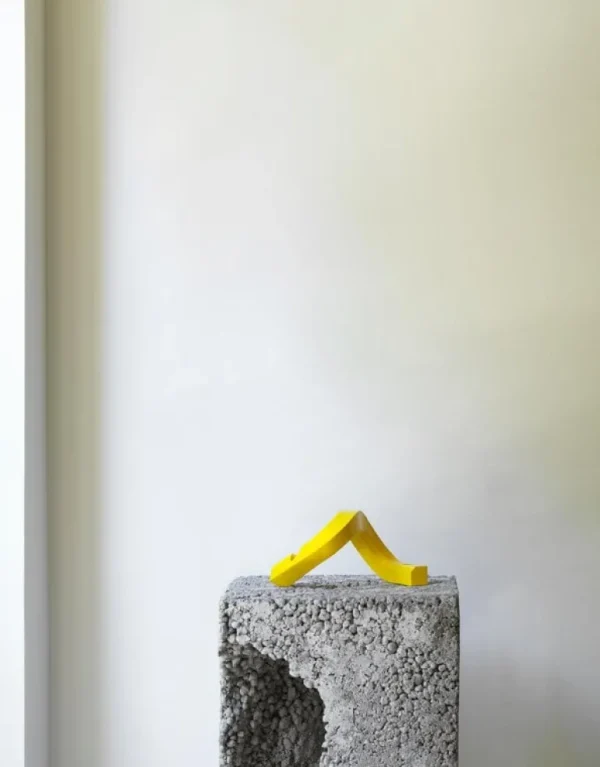 Normann Copenhagen Crooked Two, ljusstake, gul