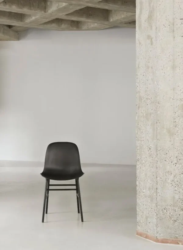 Normann Copenhagen Form stol, svart stål - svart läder Ultra