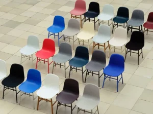 Normann Copenhagen Form stol, gräddvitt stål – gräddvit
